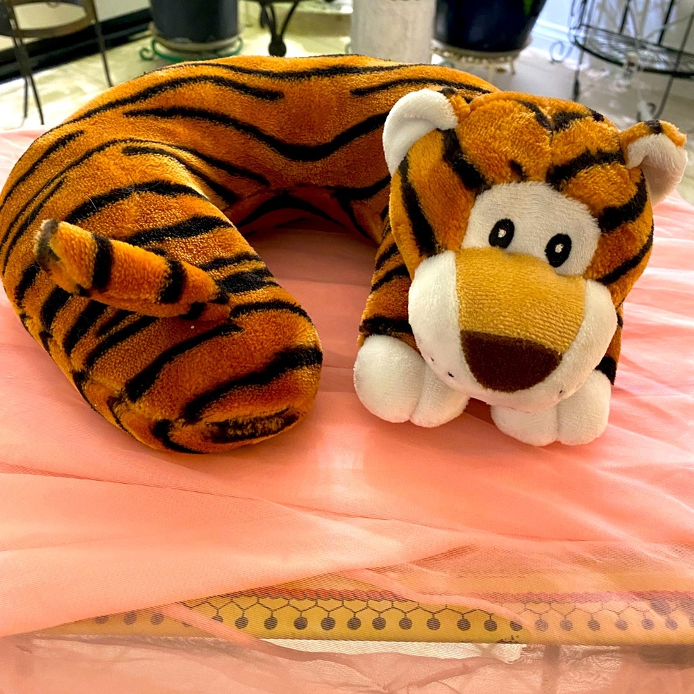 PLUSH NECK TIGER PILLOW